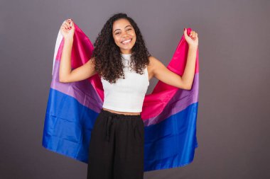 Biseksüel bayrak kaldıran genç Brezilyalı kadın, Biseksüel kadın, LGBT, LGBTQ