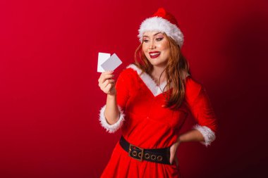 Güzel Brezilyalı kızıl saçlı kadın, Noel kıyafetleri giymiş, Noel Baba. Kredi kartları tutuluyor.