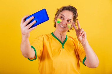 Yetişkin kadın, Brezilya futbolu fanatiği, akıllı telefon, video çağrısı..