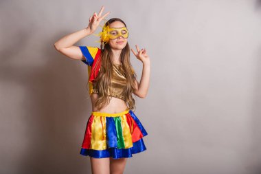 Güzel Brezilyalı, beyaz kadın, frevo giyiyor, karnaval kıyafetleri giyiyor, maske takıyor. Barış ve sevgi.