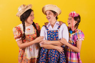 Büyükannesi ve iki torunu tipik Festa Junina kıyafetleri giymişler. Sürprizler ve gülümsemeler arasında.