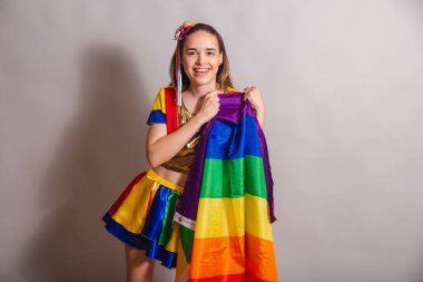Güzel beyaz Brezilyalı kadın frevo şemsiyeli frevo karnaval kıyafetleri giyiyor. lgbt bayrağı ile