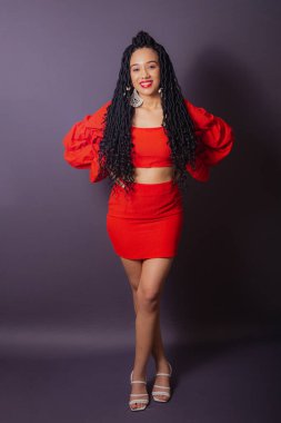 Kırmızılı güzel siyah Brezilyalı kadın. Tam boy portre, sonsuz arkaplan.