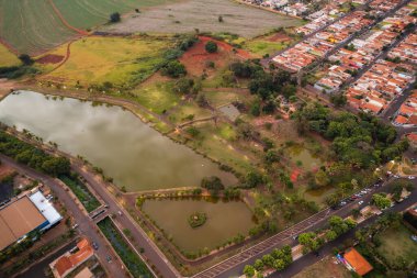 Cravinhos, Sao Paulo, Brezilya - Mayıs 2022: Parque Ecolgico Dr. Armando ve Renato Pagano, Cravinhos, So Paulo eyaleti. Hava aracı görüntüsü