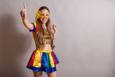 Güzel Brezilyalı, beyaz kadın, frevo giyiyor, karnaval kıyafetleri giyiyor, maske takıyor. dans etmek.