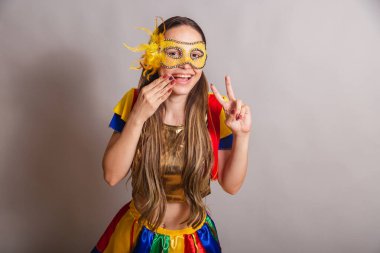 Güzel Brezilyalı, beyaz kadın, frevo giyiyor, karnaval kıyafetleri giyiyor, maske takıyor. Barış ve sevgi.