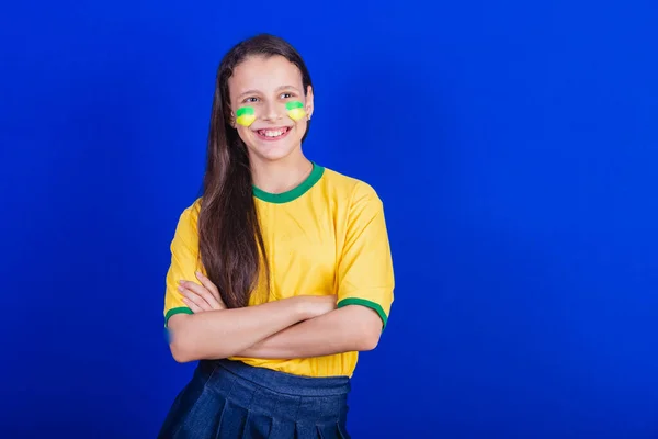 Genç Bir Kız Brezilyalı Bir Futbol Taraftarı Çapraz Kol — Stok fotoğraf