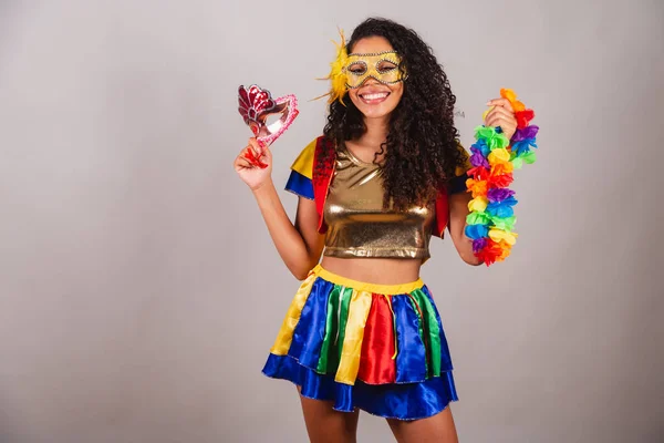 Güzel Siyah Brezilyalı Kadın Açık Renkli Elbiseli Karnaval Maske Takıyor — Stok fotoğraf
