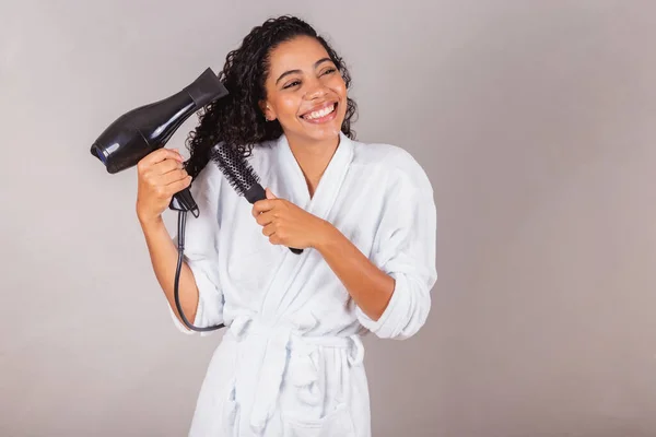 Mooie Braziliaanse Zwarte Vrouw Badjas Handdoek Drogen Van Haar Met — Stockfoto