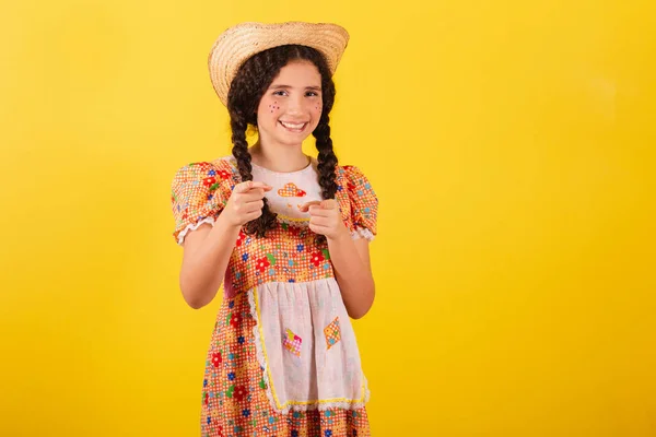 Dziewczyna Nosi Tradycyjne Pomarańczowe Ubrania Festa Junina Wytykanie Palcami Wybieranie — Zdjęcie stockowe