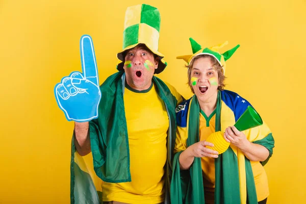 Yetişkin Bir Çift Brezilyalı Futbol Taraftarı Bayrak Şapka Takıyorlar Titriyor — Stok fotoğraf