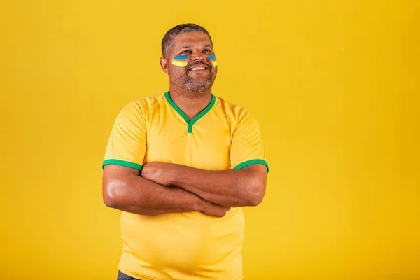 Brasilianischer Schwarzer Fußballfan Aus Brasilien Mit Lächelnden Armen — Stockfoto