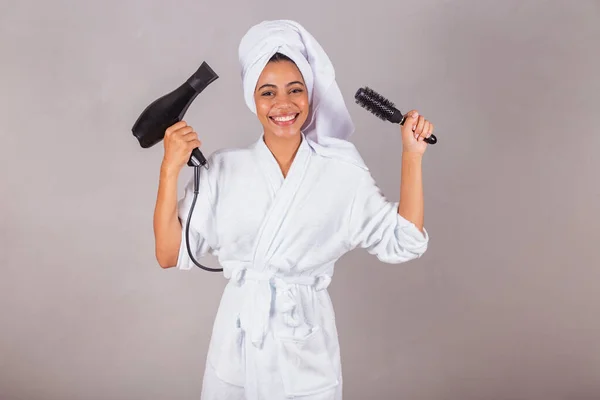 Mooie Braziliaanse Zwarte Vrouw Badjas Handdoek Föhn Borstel Schoonheidssalon Spa — Stockfoto