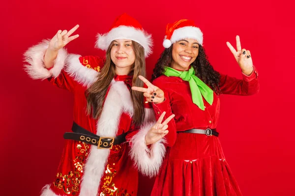 Två Brasilianska Kvinnliga Vänner Klädda Julkläder Fred Och Kärlek Tecken — Stockfoto