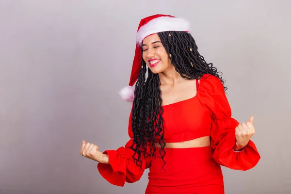 ブラジルの黒人女性は クリスマスの服を着て 陽気なクリスマス お祝い — ストック写真