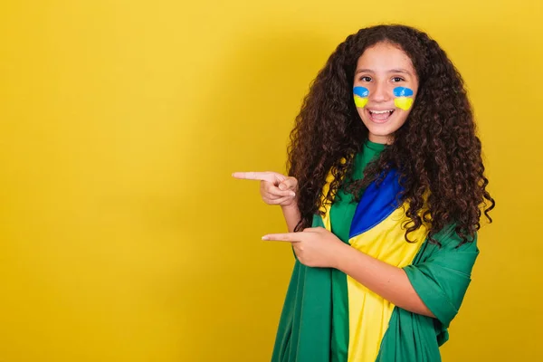 Brazilian Caucasian Football Fan Girl Pointing Side Showing Negative Space — Stock Photo, Image