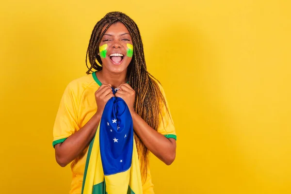 Czarna Kobieta Młoda Brazylijska Fanka Piłki Nożnej Trzymając Brazylijską Flagę — Zdjęcie stockowe