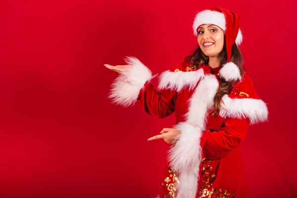 Brazilka Oblečená Vánočním Oblečení Santa Claus Ukazující Něco Vlevo — Stock fotografie