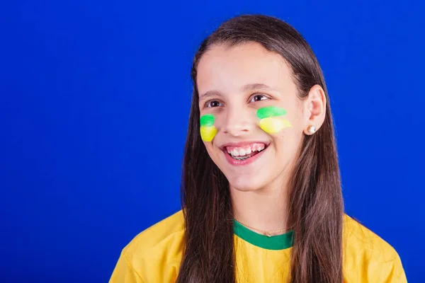 Юна Дівчина Футбольний Фанат Бразилії Фото Зблизька Посміхається — стокове фото