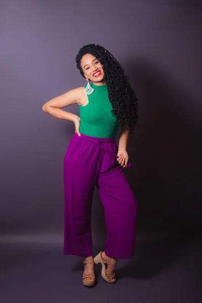 Красивая Бразильская Черная Женщина Одетая Зеленое Фиолетовое Полная Длина Портрета — стоковое фото