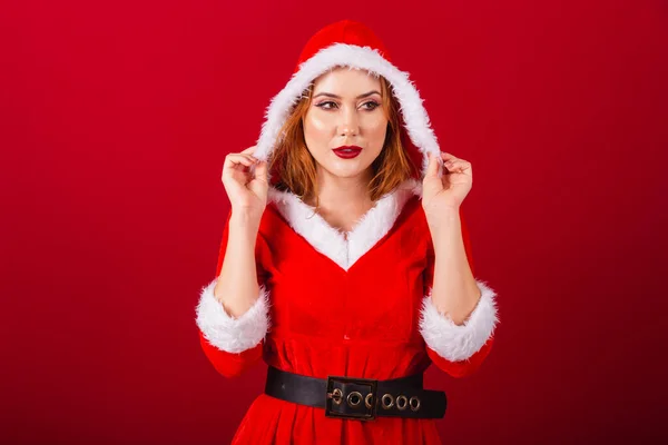 Vacker Brasiliansk Rödhårig Kvinna Klädd Julkläder Jultomten Klädd Hatt — Stockfoto