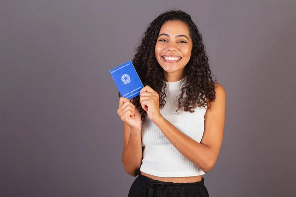 Молодая Бразильская Чёрная Женщина Держит Рабочий Бумажник Clt Трудовая Карточка — стоковое фото