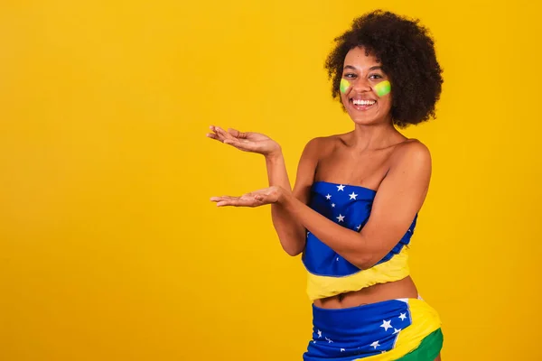 Young Black Woman Brazilian Soccer Fan Presenting Some Product Information — Stock Photo, Image