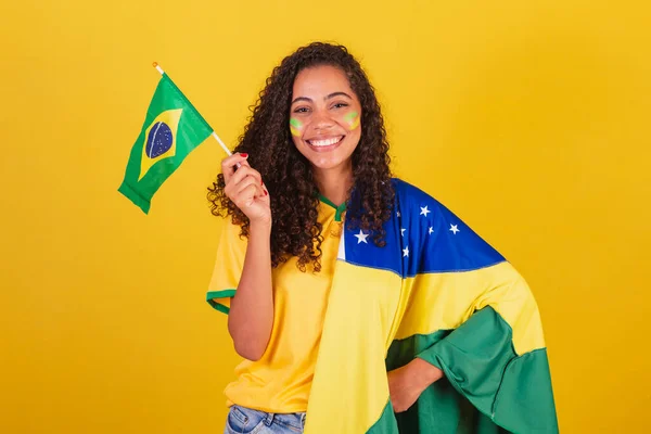 Mladá Černá Brazilka Fotbalová Fanynka Vlající Vlajka Vlastenecká Nacionalistická — Stock fotografie