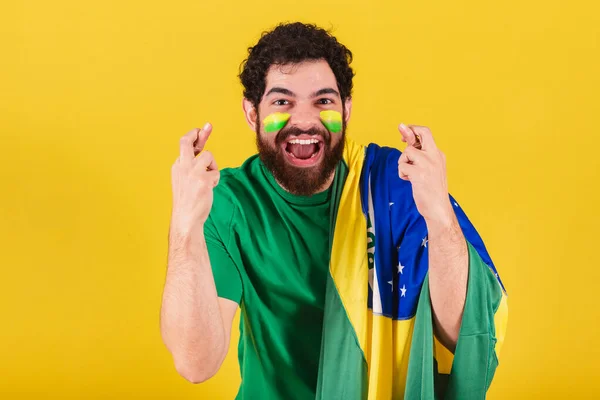 Білий Чоловік Бородою Бразильський Футбольний Фанат Бразилії Пальці Схрещені Бажаючи — стокове фото