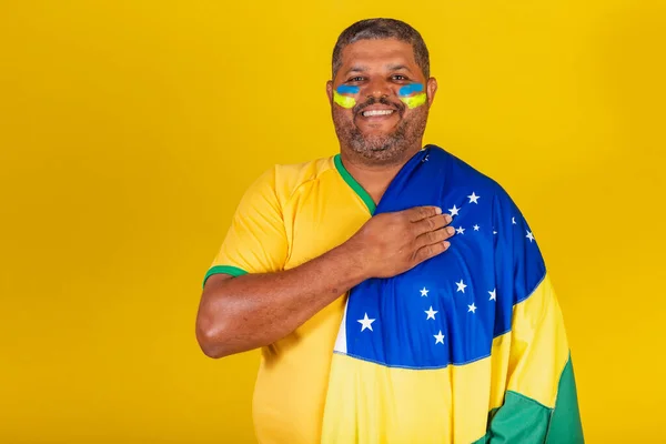 Brasiliansk Svart Man Fotbollsfan Från Brasilien Med Handen Bröstet Sjungande — Stockfoto