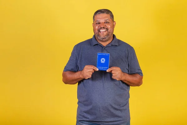 Homem Negro Brasileiro Adulto Com Cartão Trabalho Previdência Social Aposentado — Fotografia de Stock