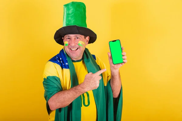 Vuxen Man Fotbollsfan Från Brasilien Med Flagga Pekar Smartphone Reklam — Stockfoto