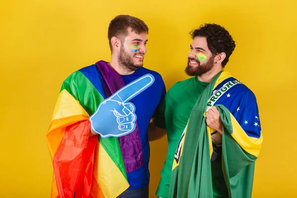 Двое Мужчин Бразильцы Футбольные Фанаты Бразилии Одетые Флаг Лгбт — стоковое фото