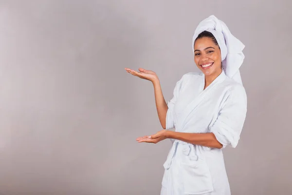 Mooie Braziliaanse Zwarte Vrouw Badjas Handdoek Presenteren Met Handen Spa — Stockfoto
