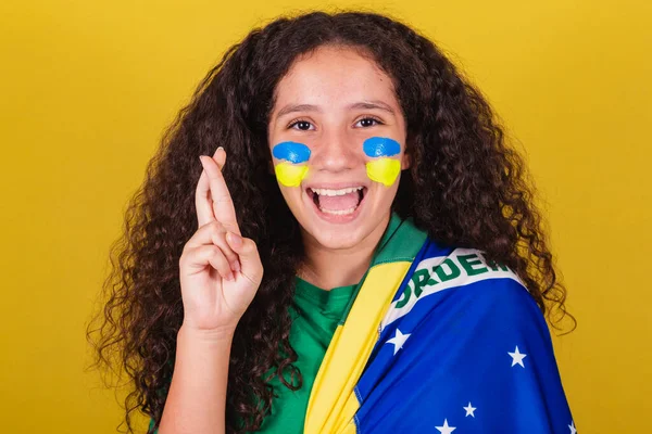 巴西人 白种人 足球迷 手指交叉 — 图库照片