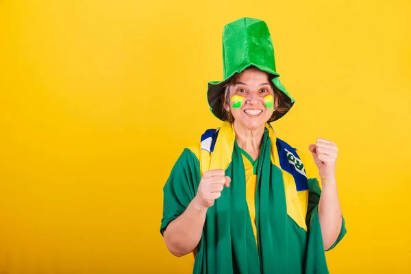 Dorosła Kobieta Brazylijski Fan Piłki Nożnej Noszenie Flagi Kapelusza Taniec — Zdjęcie stockowe