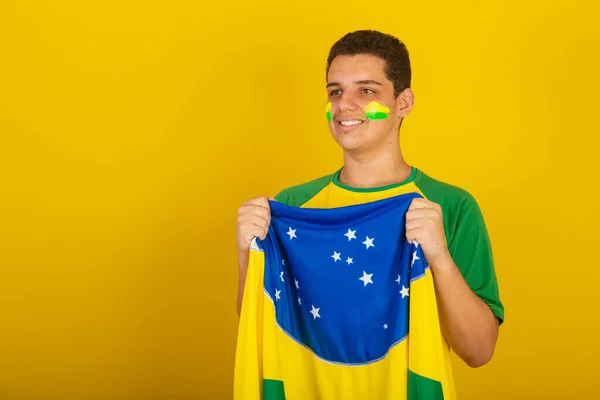 Mladý Brazilský Fotbalový Fanoušek Zeleném Vlající Brazilskou Vlajkou — Stock fotografie