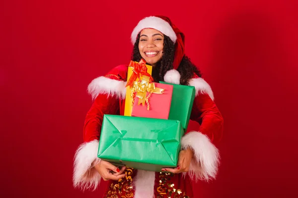 Красива Бразильська Чорна Жінка Одягнена Санта Клаус Різдвяний Одяг Тримає — стокове фото