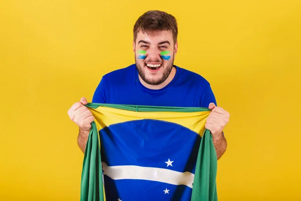Brasileiro Caucasiano Torcedor Futebol Brasil Torcendo Alegria Segurando Bandeira Brasil — Fotografia de Stock