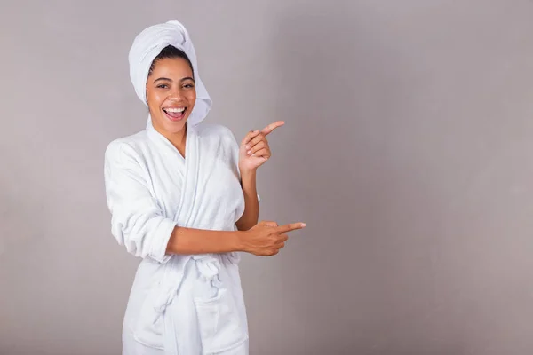 Mooie Braziliaanse Zwarte Vrouw Badjas Handdoek Wijzend Met Vingers Rechts — Stockfoto