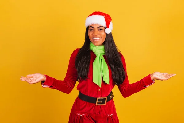 美丽的巴西黑人女人 身穿圣诞服装 圣诞老人 张开双臂 欢迎你 — 图库照片