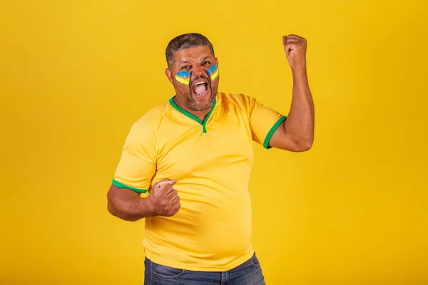 Brazylijczyk Czarny Fan Piłki Nożnej Brazylii Świętowanie Świętowanie — Zdjęcie stockowe