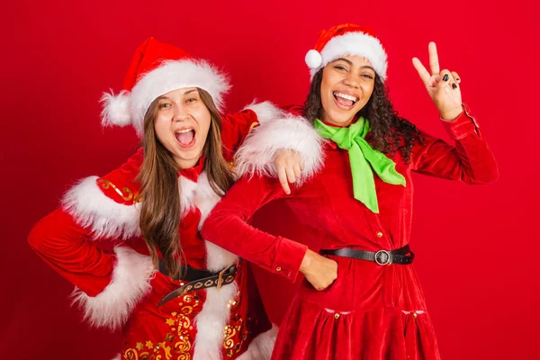 Dva Brazilští Přátelé Oblečeni Vánočních Šatech Santa Claus — Stock fotografie