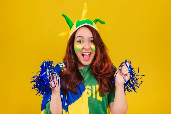 Kafkasyalı Kızıl Saçlı Brezilyalı Futbol Taraftarı Ponpon Kız Ponponlarıyla Dans — Stok fotoğraf