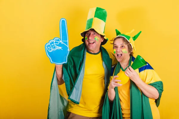 Yetişkin Bir Çift Brezilyalı Futbol Taraftarı Bayrak Şapka Takıyorlar Titriyor — Stok fotoğraf