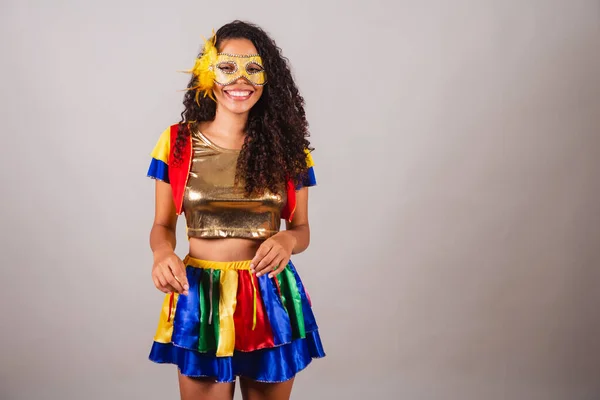 Schöne Schwarze Brasilianerin Mit Frevo Kleidung Karneval Maske Tragen Samba — Stockfoto