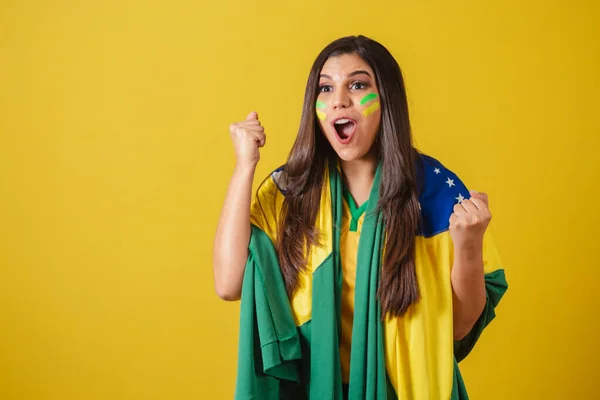 Kvinde Tilhænger Brasilien 2022 Fodbold Mesterskab Ved Hjælp Flag Som - Stock-foto