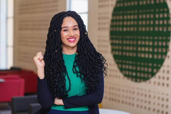 Genç Siyah Kadın Brezilyalı Girişimci Kadını Kollarını Kavuşturup Gülümsüyor — Stok fotoğraf