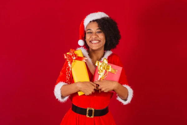 Bela Mulher Negra Brasileira Vestida Santa Claus Mama Claus Segurando — Fotografia de Stock