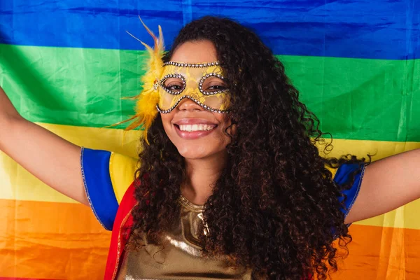 美丽的巴西黑人女人穿着免费的衣服参加狂欢节戴上口罩 使用Lgbt标志 — 图库照片
